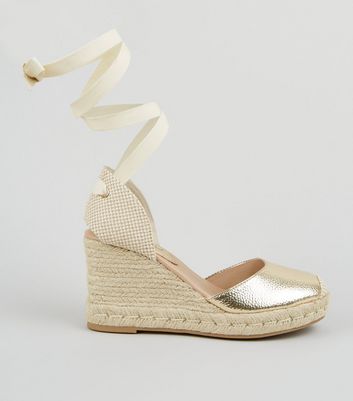 Gold wedges tie store up