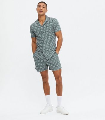 Dark green shorts hot sale mens outfit