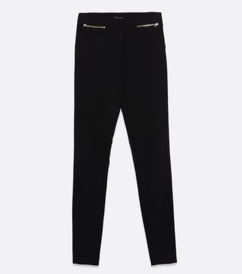 Trousers with outlet zip pockets