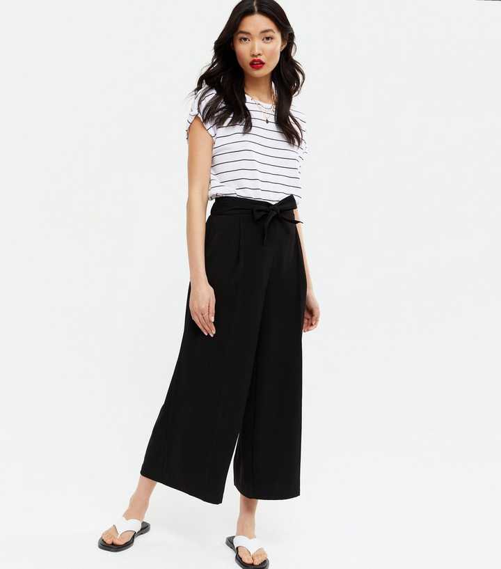 https://media3.newlookassets.com/i/newlook/687231301/womens/clothing/trousers/black-crop-wide-leg-trousers.jpg?strip=true&qlt=50&w=720