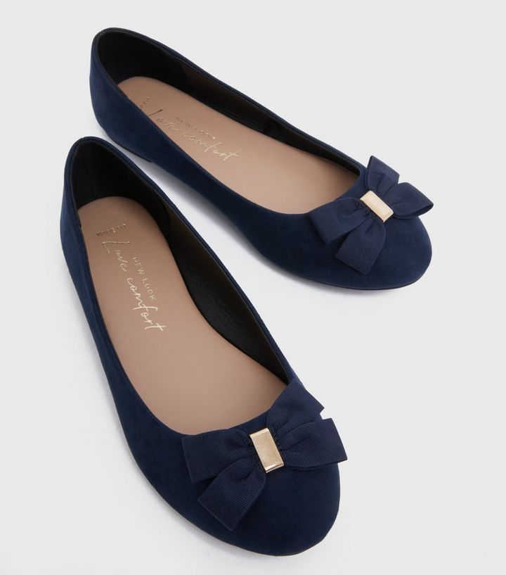 Calamity Kontrovers Kabelbane Wide Fit Navy Suedette Bow Ballet Pumps | New Look
