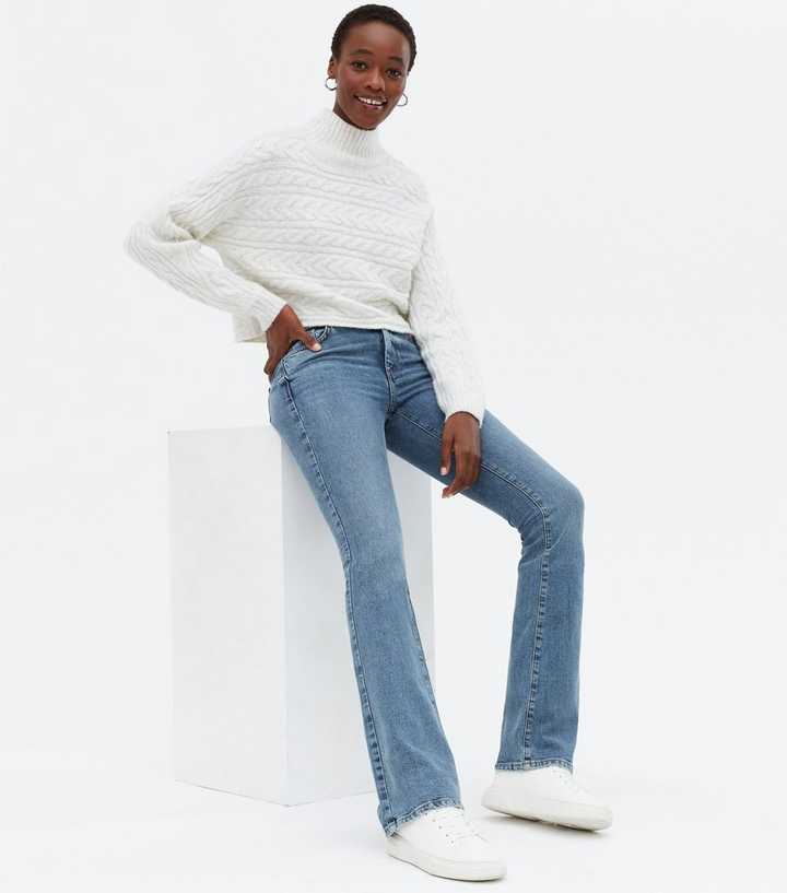 https://media3.newlookassets.com/i/newlook/802373240/womens/clothing/jeans/tall-blue-low-rise-flared-brooke-jeans.jpg?strip=true&qlt=50&w=720