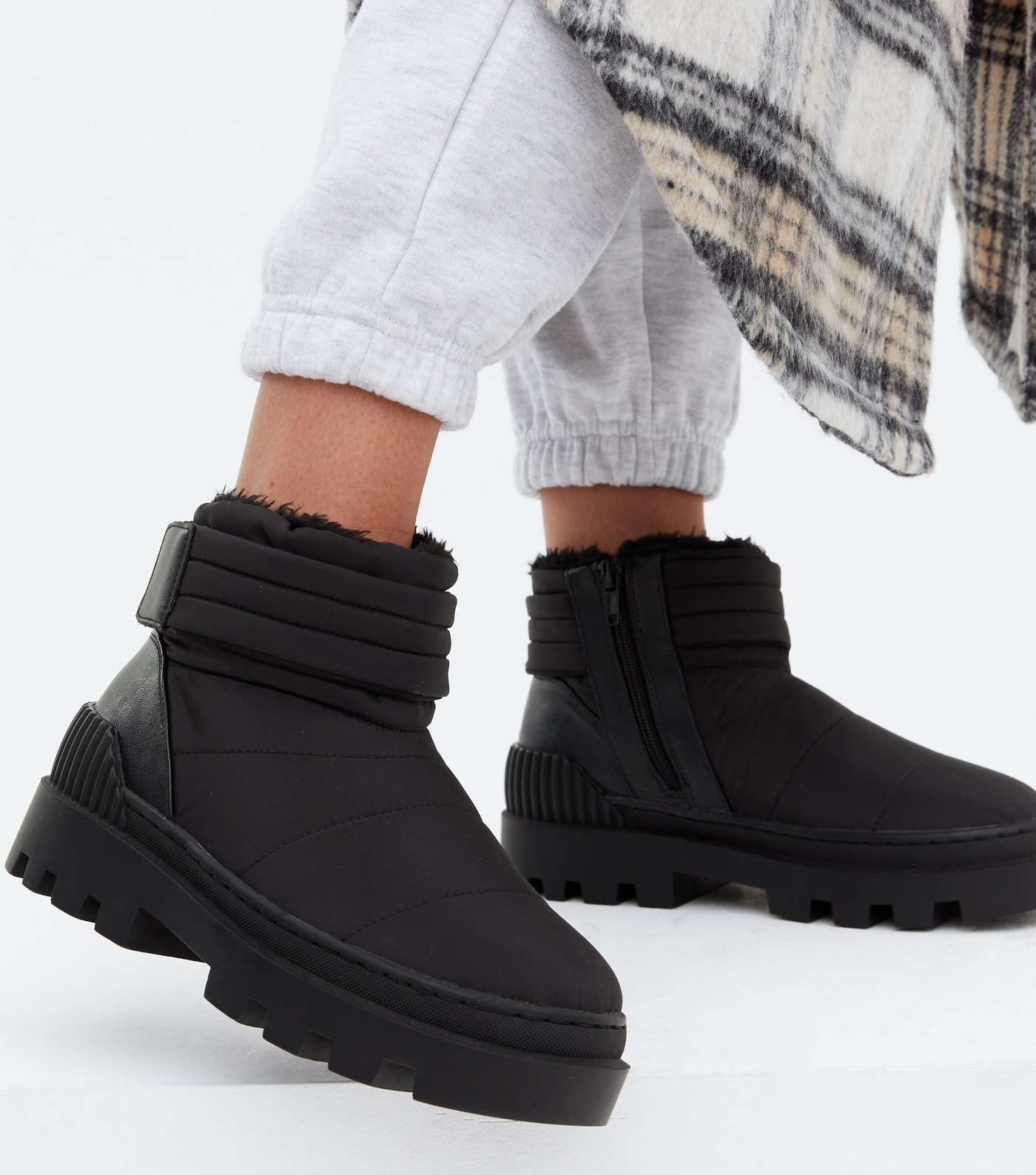 Black Faux Fur Lined Chunky Snow Boots Image 2