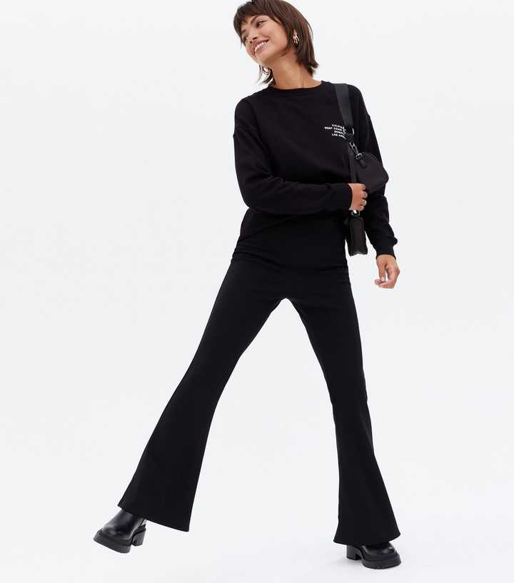 https://media3.newlookassets.com/i/newlook/807372501/womens/clothing/loungewear/black-ribbed-flared-trousers.jpg?strip=true&qlt=50&w=720