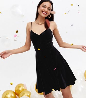 sleeveless black velvet dress