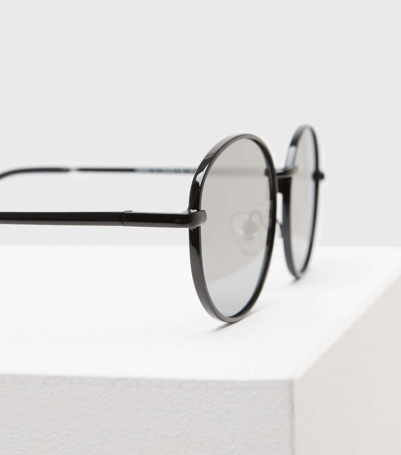 Black Oval Frame Sunglasses Image 3