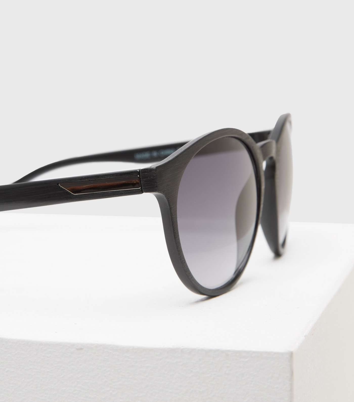 Black Round Frame Sunglasses Image 3