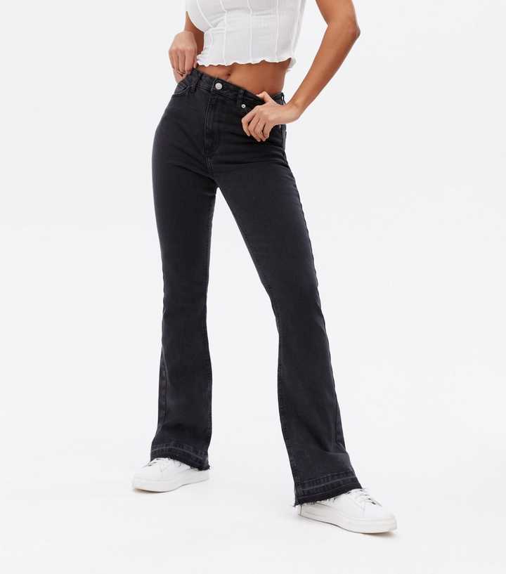 https://media3.newlookassets.com/i/newlook/810567301M1/womens/clothing/jeans/black-mid-rise-flared-brooke-jeans.jpg?strip=true&qlt=50&w=720