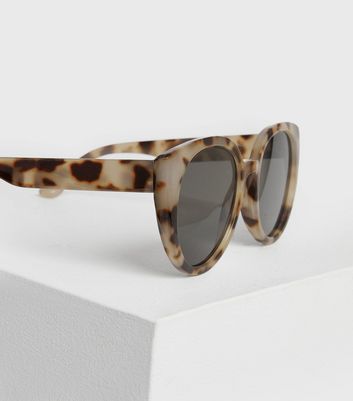 Beige tortoise hotsell shell sunglasses