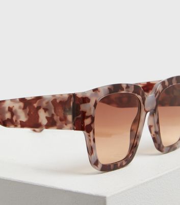 chunky tortoise shell sunglasses