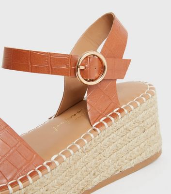 tan chunky sandals