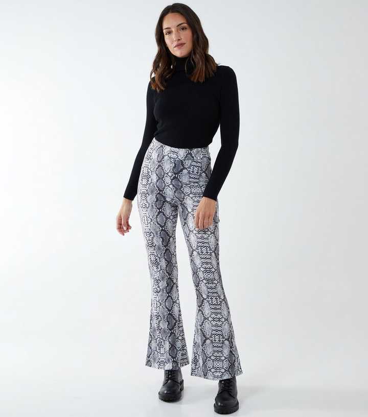 https://media3.newlookassets.com/i/newlook/815291008/womens/clothing/trousers/pink-vanilla-light-grey-snake-print-flared-trousers.jpg?strip=true&qlt=50&w=720