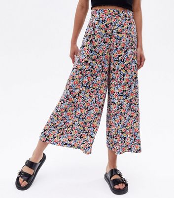 Click to view product details and reviews for Black Floral High Waist Crop Trousers New Look.