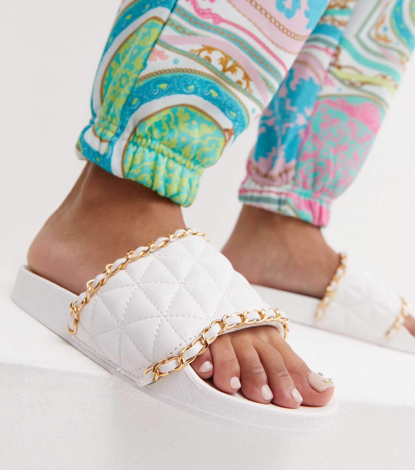 Bon Voyage White Leather-Look Chain Sliders