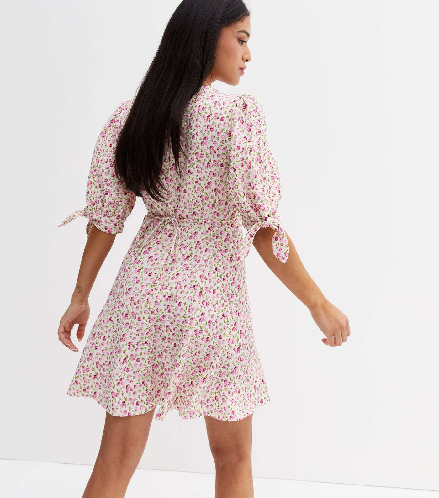 Petite White Floral Crinkle Jersey Tie Puff Sleeve Mini Dress Image 4
