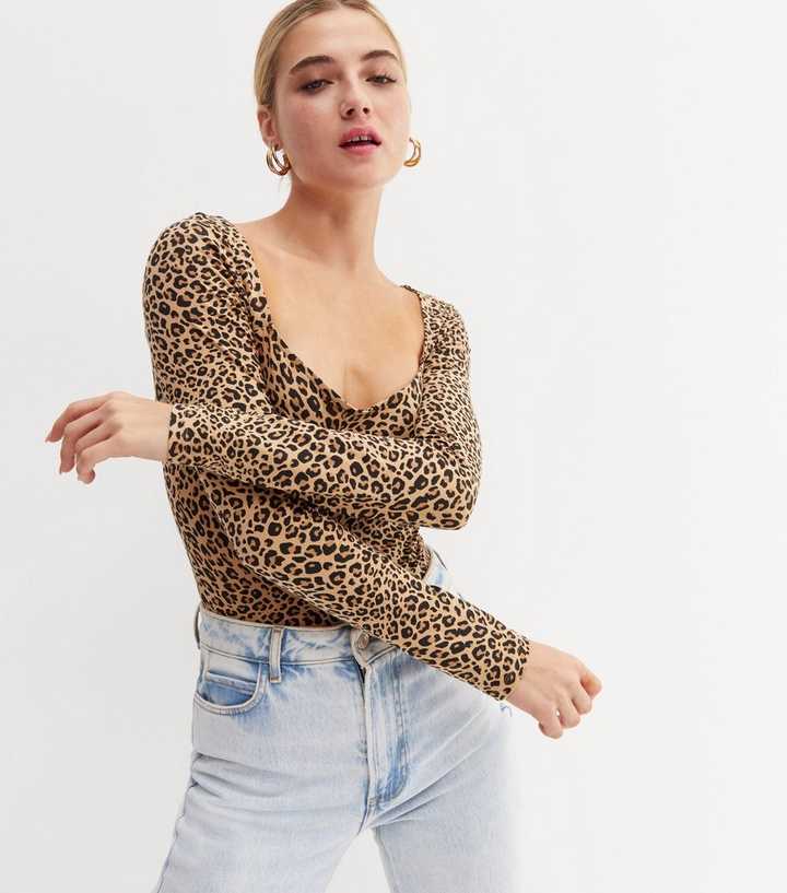 https://media3.newlookassets.com/i/newlook/838656229/womens/clothing/tops/brown-leopard-print-scoop-neck-long-sleeve-bodysuit.jpg?strip=true&qlt=50&w=720