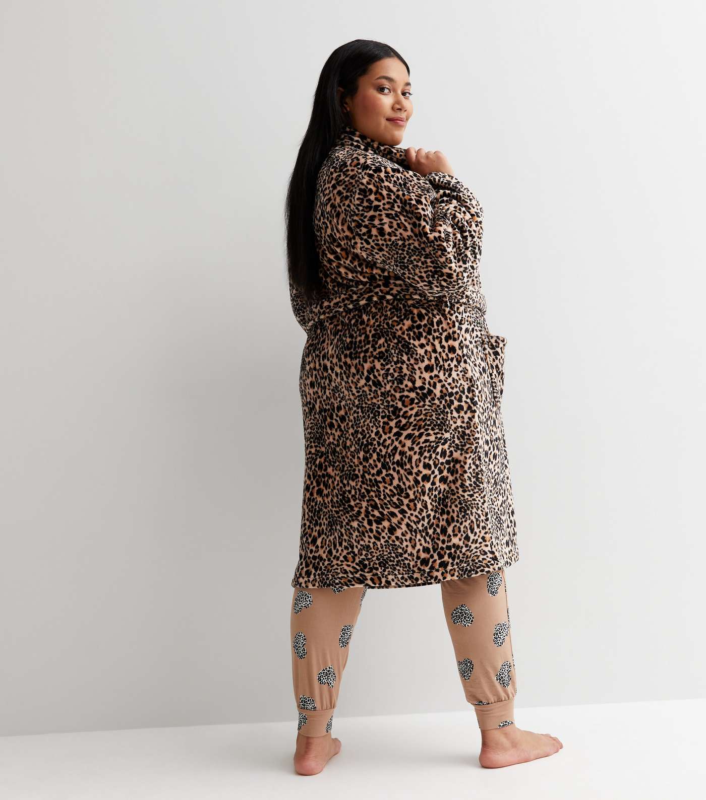 Curves Brown Leopard Print Fleece Dressing Gown Image 4