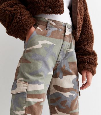 Camo hot sale trousers bershka