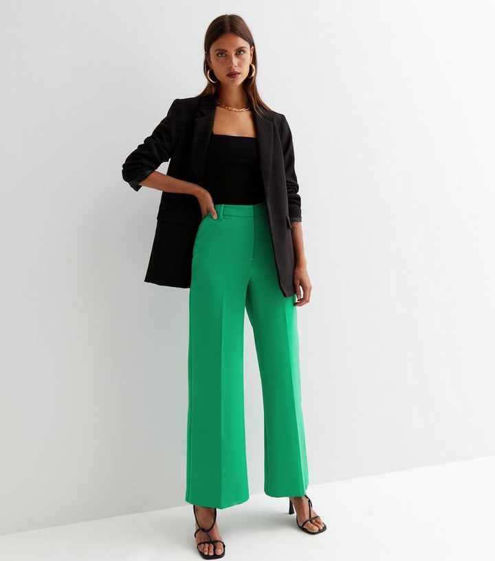 https://media3.newlookassets.com/i/newlook/846146730/womens/clothing/trousers/green-high-waist-wide-leg-trousers.jpg?strip=true&qlt=50&w=720