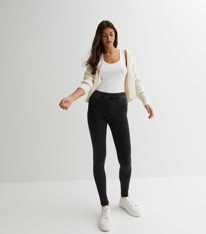 https://media3.newlookassets.com/i/newlook/847385901/womens/clothing/jeans/black-washed-mid-rise-lift-shape-emilee-jeggings.jpg?strip=true&qlt=50&w=720