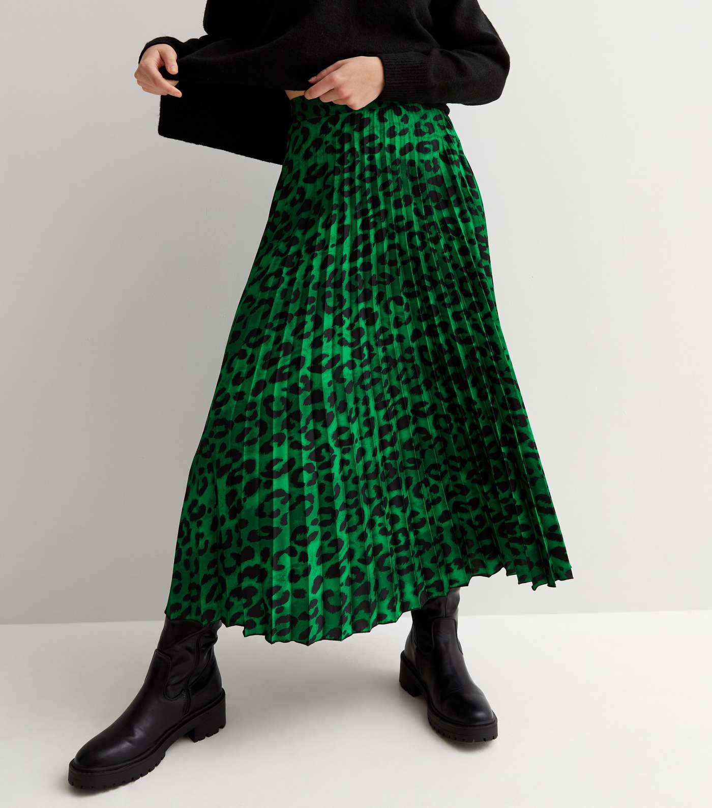 Green Animal Print Satin Pleated Midi Skirt Image 2
