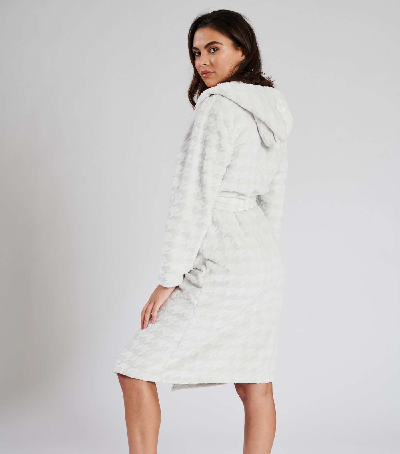 Loungeable Light Grey Dogtooth Fleece Dressing Gown Image 5