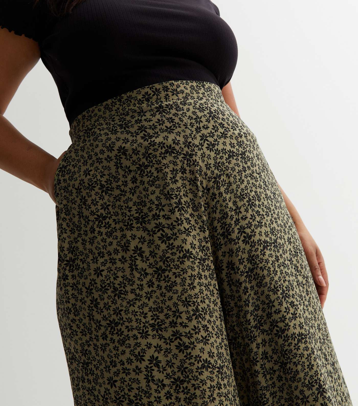 Curves Green Ditsy Floral Crop Wide Leg Trousers Image 3