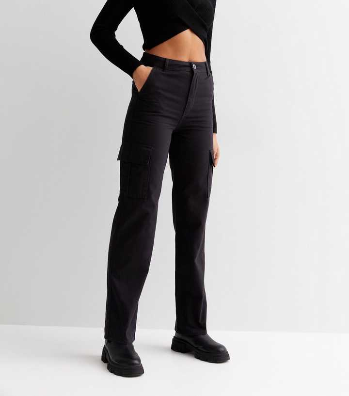 https://media3.newlookassets.com/i/newlook/849750101M1/womens/clothing/trousers/tall-black-slim-leg-cargo-trousers.jpg?strip=true&qlt=50&w=720