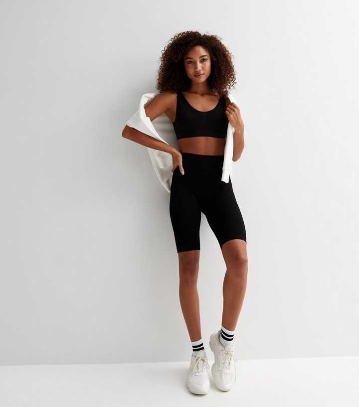 https://media3.newlookassets.com/i/newlook/850269901M1/womens/clothing/womens-activewear/only-play-black-sports-bra.jpg?strip=true&qlt=50&w=720