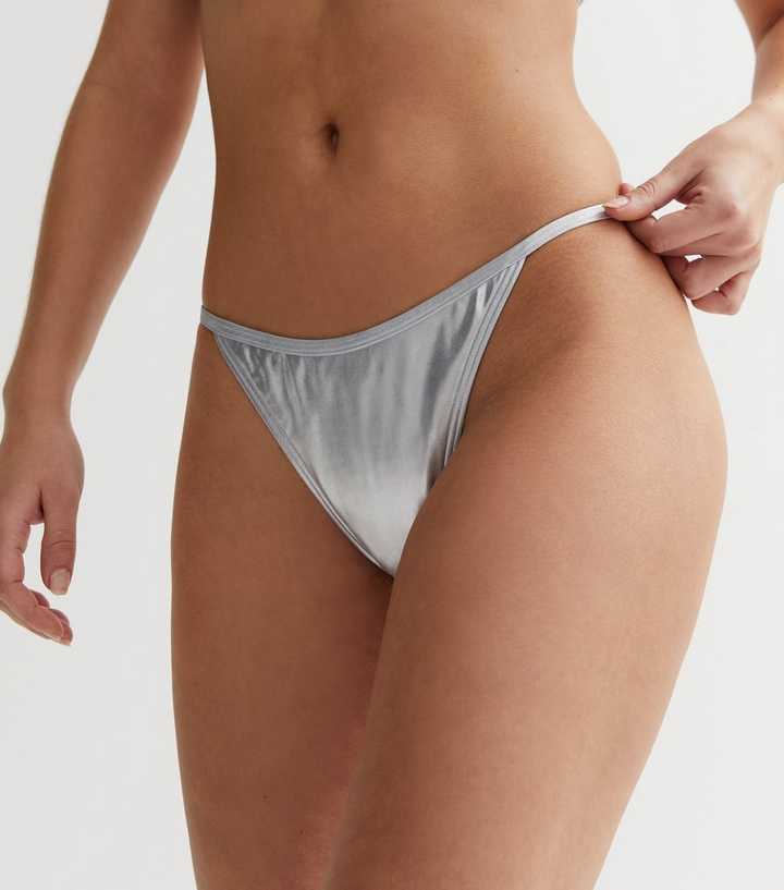 https://media3.newlookassets.com/i/newlook/850933592M1/womens/clothing/swimwear/silver-metallic-high-leg-bikini-bottoms.jpg?strip=true&qlt=50&w=720