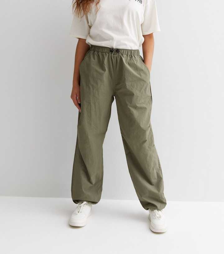 https://media3.newlookassets.com/i/newlook/851350634M1/girls/girls-clothing/girls-trousers/girls-khaki-high-waist-parachute-trousers.jpg?strip=true&qlt=50&w=720