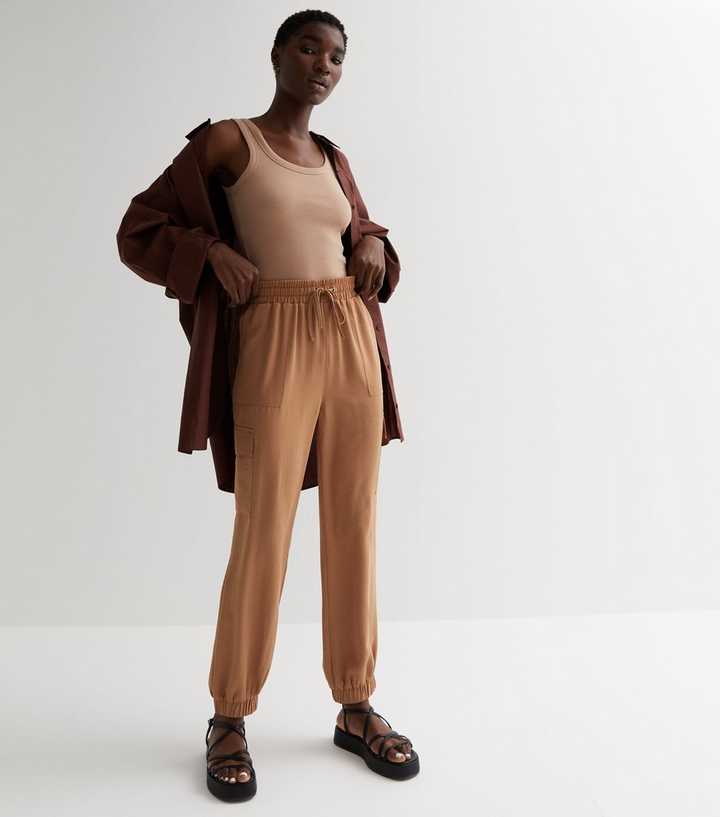 https://media3.newlookassets.com/i/newlook/855167121M4/womens/clothing/trousers/light-brown-drawstring-cuffed-cargo-trousers.jpg?strip=true&qlt=50&w=720