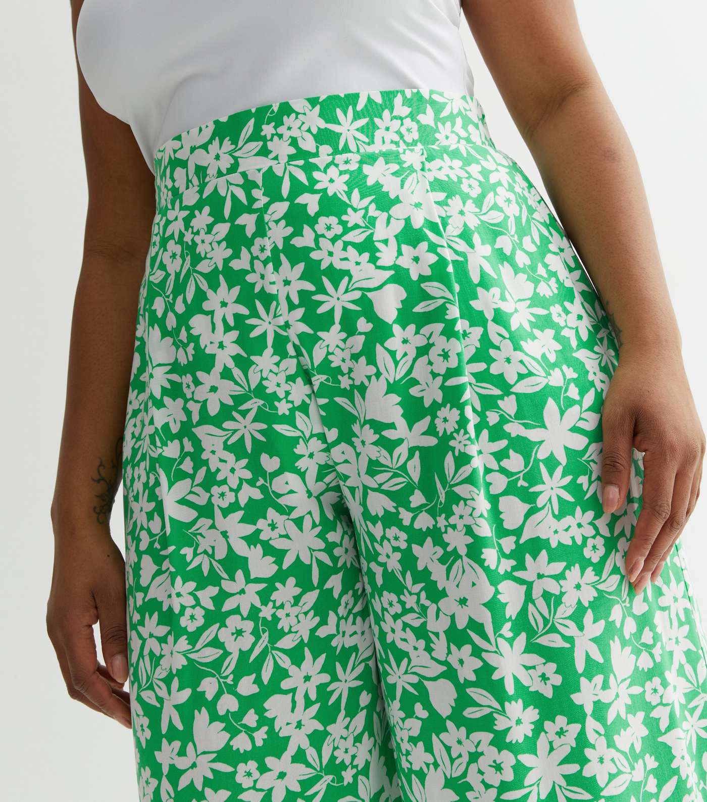 Curves Green Floral Wide Leg Crop Trousers Image 3