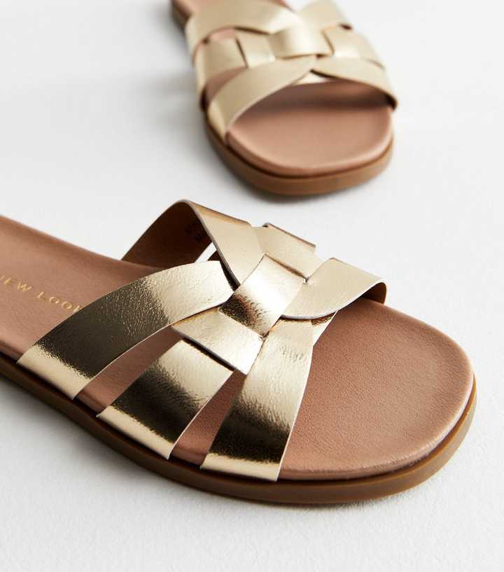 https://media3.newlookassets.com/i/newlook/856284893M3/womens/footwear/shoes/extra-wide-fit-gold-footbed-mule-sliders.jpg?strip=true&qlt=50&w=720