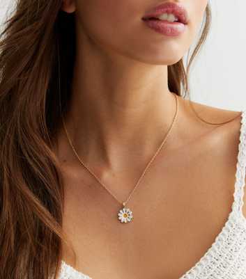 Gold Daisy Pendant Chain Necklace