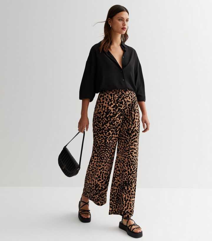 https://media3.newlookassets.com/i/newlook/860483529/womens/clothing/trousers/brown-leopard-print-full-length-wide-leg-trousers.jpg?strip=true&qlt=50&w=720