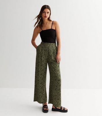 Petite Black Ditsy Floral Wide Leg Crop Trousers | New Look