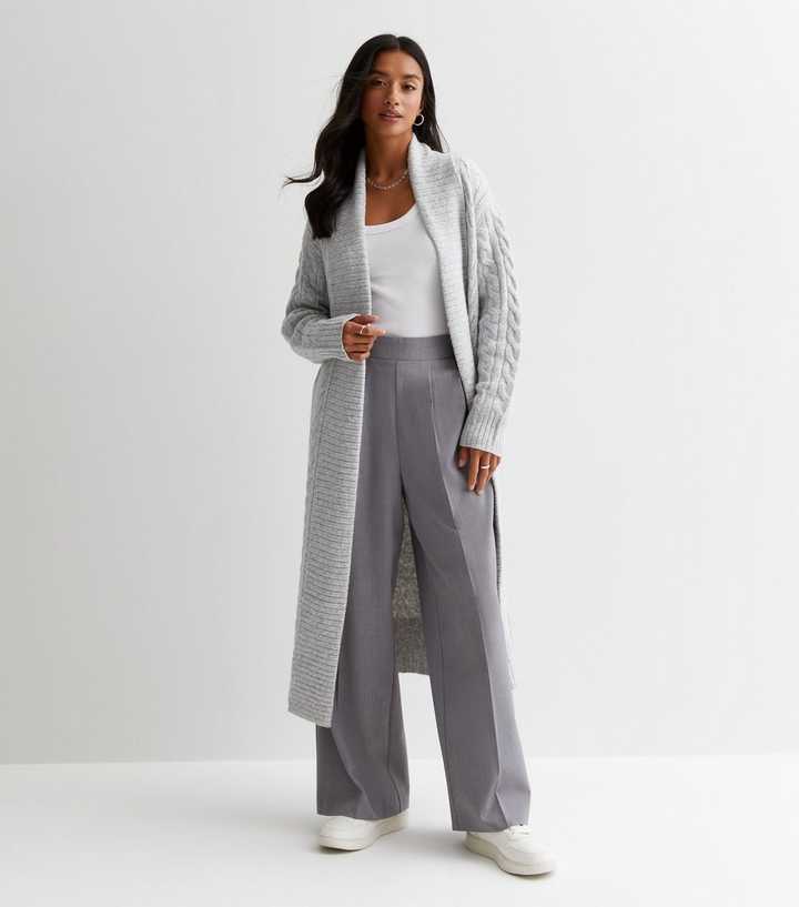 https://media3.newlookassets.com/i/newlook/863155502/womens/clothing/knitwear/petite-pale-grey-cable-knit-long-cardigan.jpg?strip=true&qlt=50&w=720
