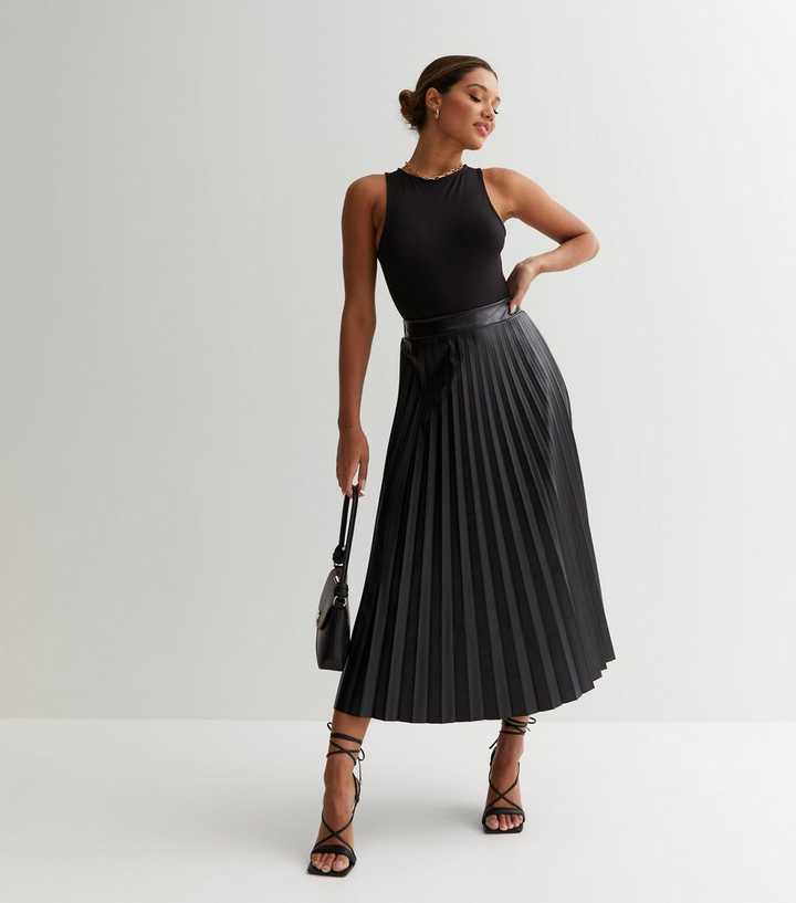 https://media3.newlookassets.com/i/newlook/863277901/womens/clothing/skirts/black-leather-look-pleated-high-waist-midi-skirt.jpg?strip=true&qlt=50&w=720