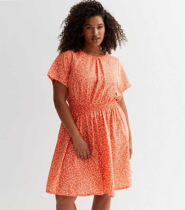 https://media3.newlookassets.com/i/newlook/865085879/womens/clothing/dresses/curves-orange-pattern-shirred-waist-mini-dress.jpg?strip=true&qlt=50&w=720