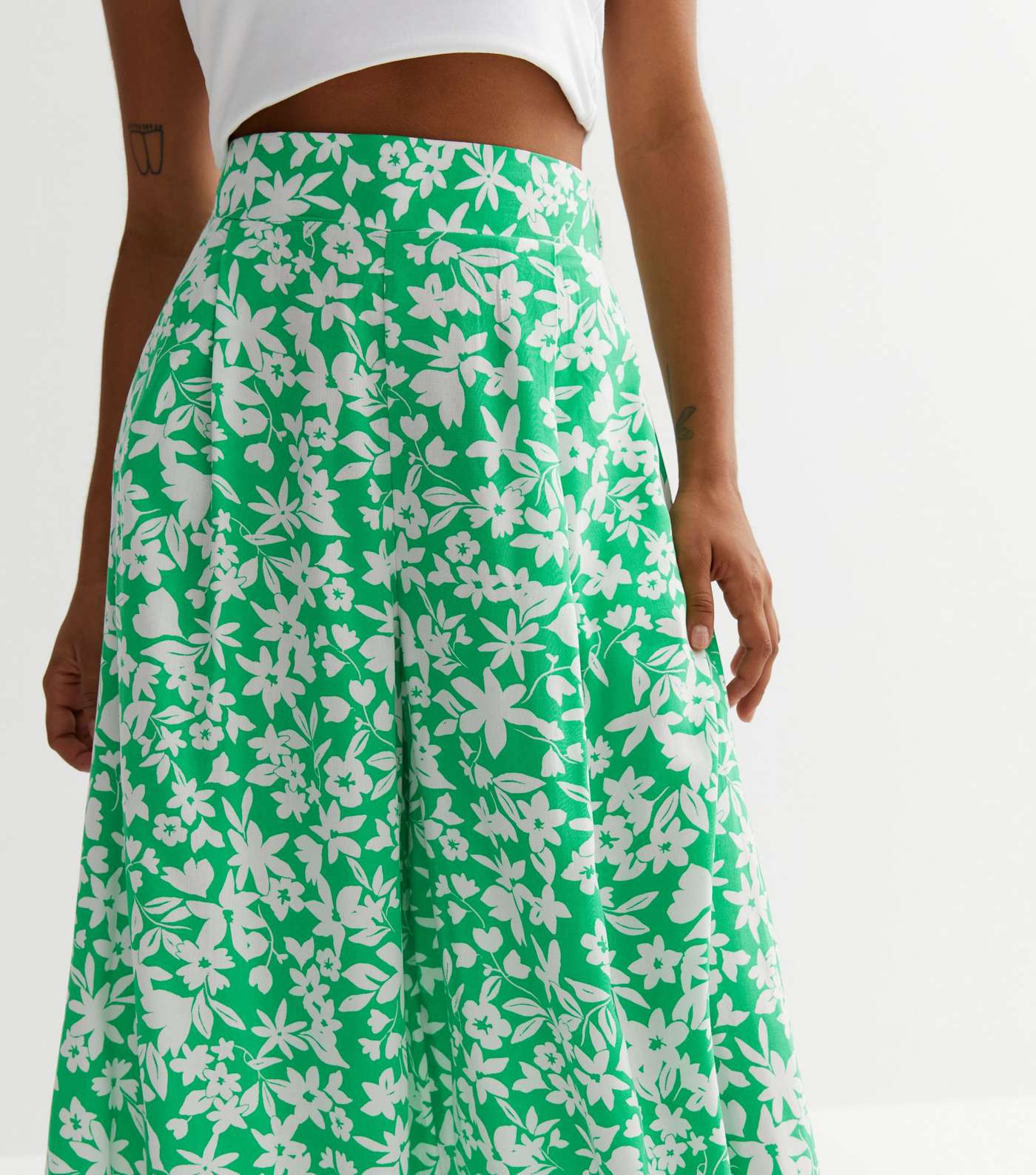 Petite Green Floral Wide Leg Crop Trousers Image 3
