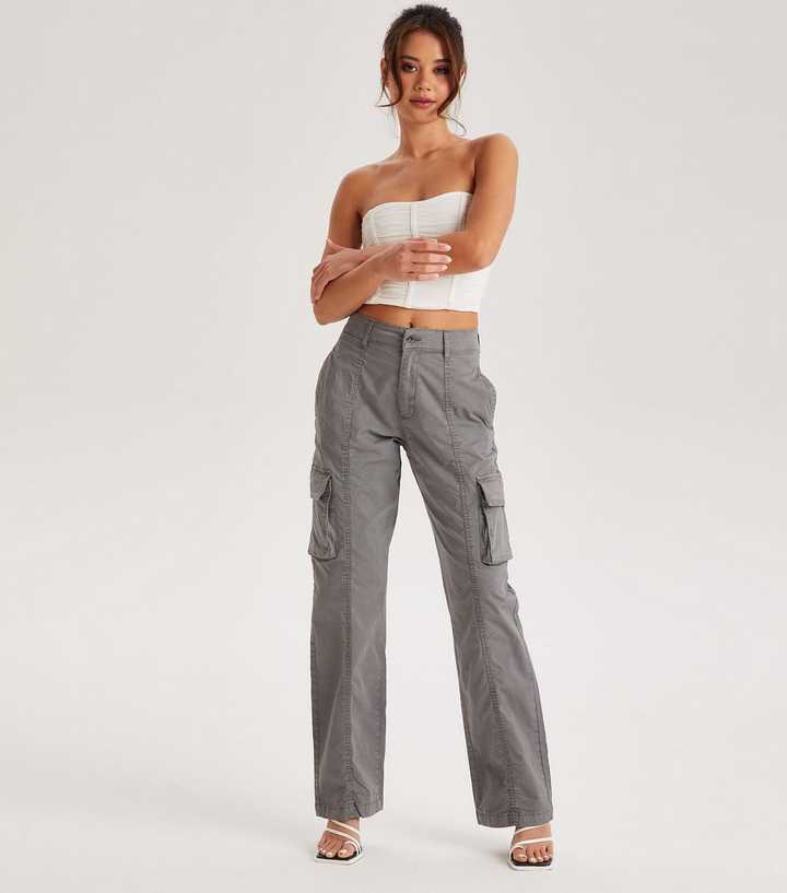 https://media3.newlookassets.com/i/newlook/866997402/womens/clothing/trousers/urban-bliss-pale-grey-wide-leg-cargo-trousers.jpg?strip=true&qlt=50&w=720