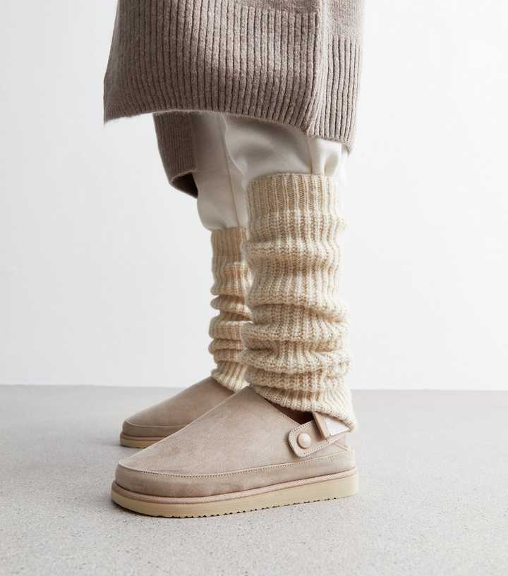 https://media3.newlookassets.com/i/newlook/868030614/womens/accessories/cream-chunky-knit-oversized-leg-warmers.jpg?strip=true&qlt=50&w=720