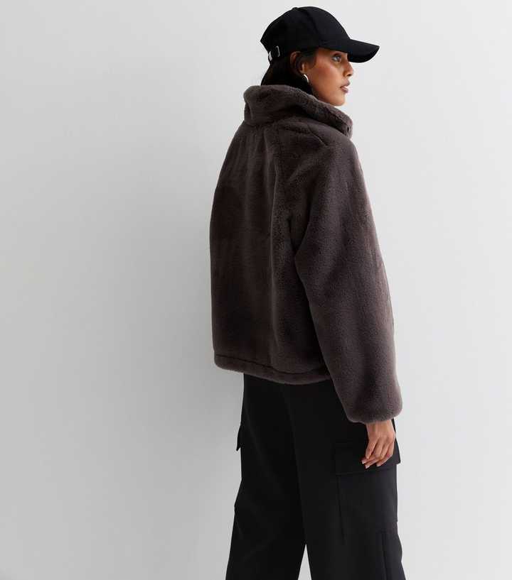 https://media3.newlookassets.com/i/newlook/868741223M3/womens/clothing/coats-jackets/mink-faux-fur-funnel-neck-zip-coat.jpg?strip=true&qlt=50&w=720