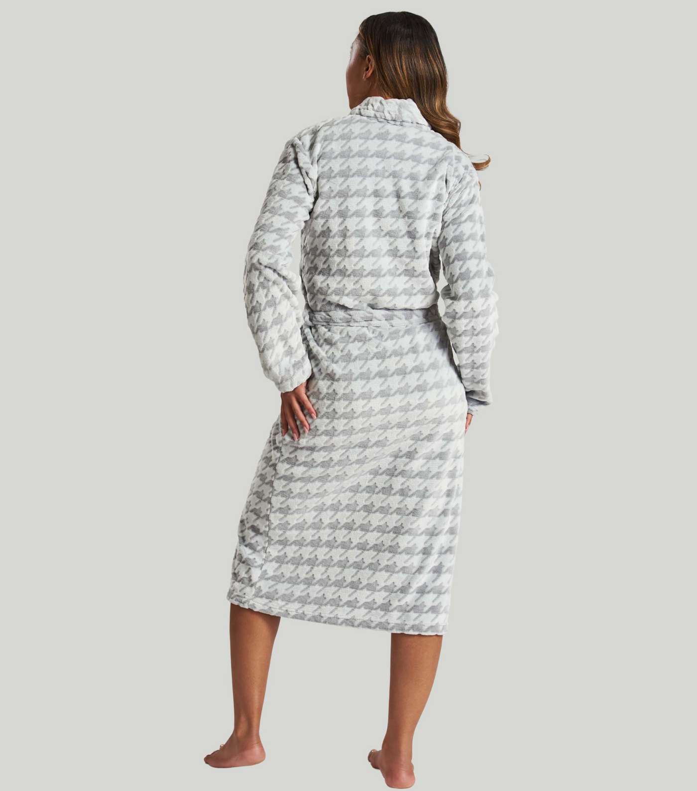 Loungeable Light Grey Houndstooth Fleece Dressing Gown Image 5