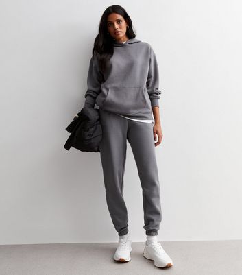 Grey hot sale sweatpants look