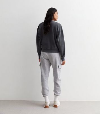 Dark grey deals sweatshirt outfit