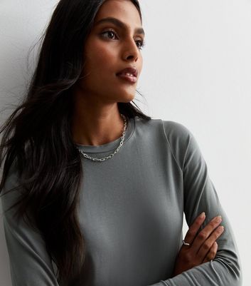 Categoría «Grey long sleeve shirt» de fotos e ilustraciones de stock