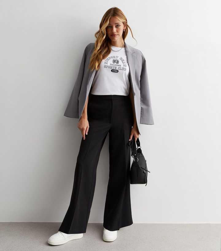 https://media3.newlookassets.com/i/newlook/873411401/womens/clothing/trousers/black-wide-leg-trousers.jpg?strip=true&qlt=50&w=720