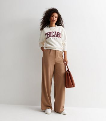 Relaxed trousers outfit with cardigan - une femme d'un certain âge